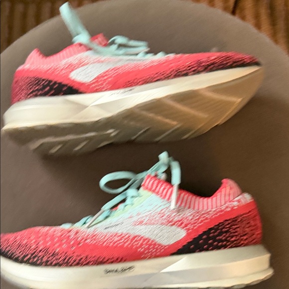 Brooks Vevitate 2 Womens 6.5 Running Shoe Coral, Blue & Black Knit - Picture 9 of 11